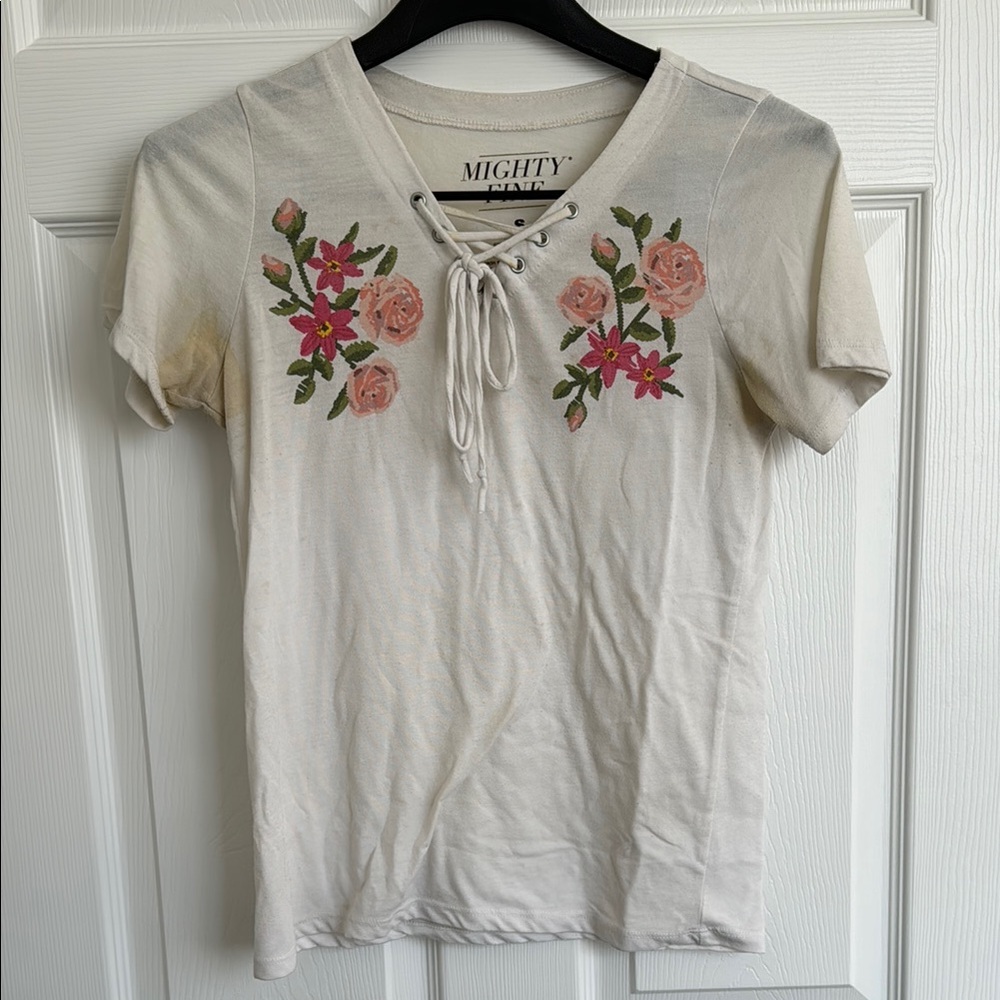 ‼️free w/purchase‼️White Cut Out Laced V Neck Pink Floral Short Sleeve Tee